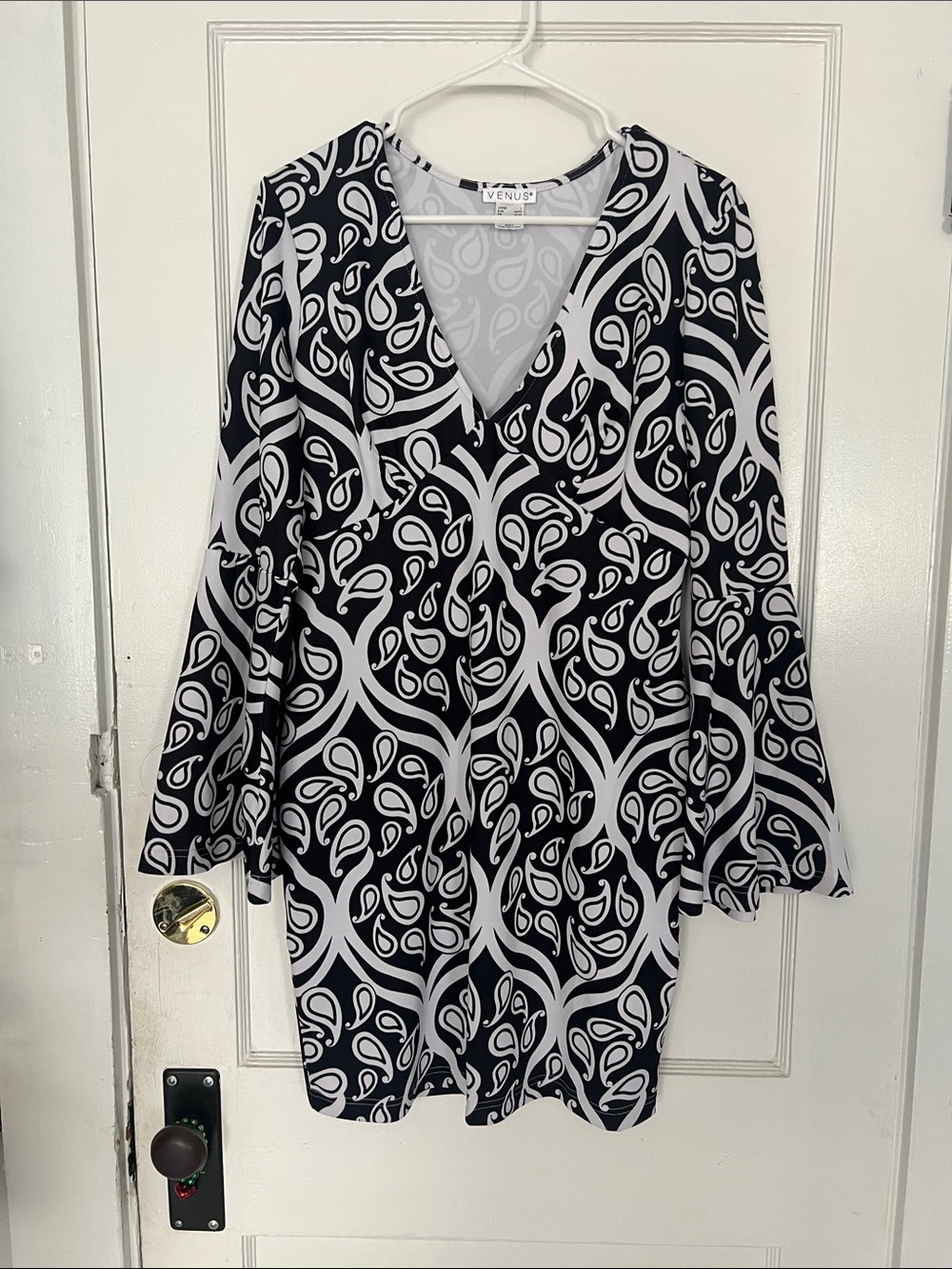 VENUS Black & White V-Neck Paisley-Print Tunic